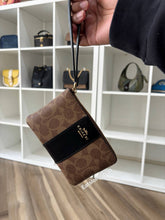 Load image into Gallery viewer, COACH CORNER ZIP WRISTLET IN SIGNATURE CANVAS WITH STRIPE (COACH CW854) IN TAN BLACK