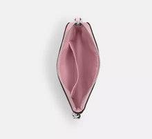 Load image into Gallery viewer, CORNER CORNER ZIP WRISTLET IN SIGNATURE LEATHER WITH HEART CHARM IN PINK (CDF04)