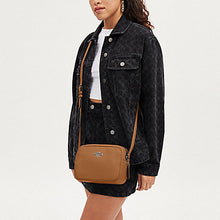 Load image into Gallery viewer, COACH JAMIE CAMERA BAG IN SILVER/LIGHT SADDLE CR110