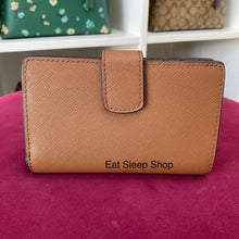 Load image into Gallery viewer, MICHAEL KORS JET SET TRAVEL MEDIUM BIFOLD ZIP COIN WALLET IN LUGGAGE