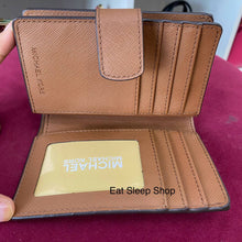 Load image into Gallery viewer, MICHAEL KORS JET SET TRAVEL MEDIUM BIFOLD ZIP COIN WALLET IN LUGGAGE