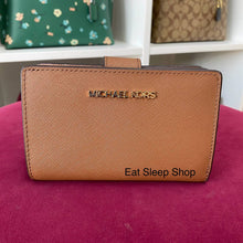 Load image into Gallery viewer, MICHAEL KORS JET SET TRAVEL MEDIUM BIFOLD ZIP COIN WALLET IN LUGGAGE