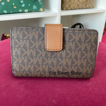 Load image into Gallery viewer, MICHAEL KORS JET SET TRAVEL MEDIUM BIFOLD ZIP COIN WALLET IN SIGNATURE BROWN