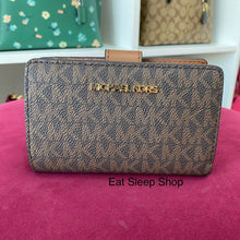 Load image into Gallery viewer, MICHAEL KORS JET SET TRAVEL MEDIUM BIFOLD ZIP COIN WALLET IN SIGNATURE BROWN