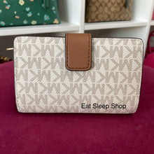 Load image into Gallery viewer, MICHAEL KORS JET SET TRAVEL MEDIUM BIFOLD ZIP COIN WALLET IN SIGNATURE VANILLA