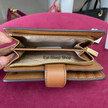 Load image into Gallery viewer, MICHAEL KORS JET SET TRAVEL MEDIUM BIFOLD ZIP COIN WALLET IN SIGNATURE VANILLA