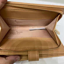 Load image into Gallery viewer, KATE SPADE CAREY MEDIUM COMPACT BIFOLD WALLET IN TIRAMISU (MINOR DENTS AND SCRATCHES)