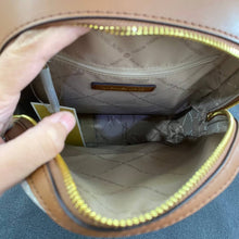 Load image into Gallery viewer, MICHAEL KORS JAYCEE BACKPACK MEDIUM SIGNATURE IN VANILLA