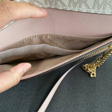 Load image into Gallery viewer, MICHAEL KORS JET SET ITEM LARGE EW ZIP CHAIN CROSSBODY SIGNATURE IN POWDER BLUSH MULTI