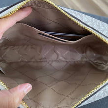 Load image into Gallery viewer, MICHAEL KORS JET SET ITEM LARGE EW ZIP CHAIN CROSSBODY SIGNATURE IN POWDER BLUSH MULTI