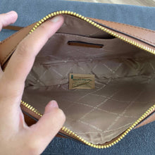 Load image into Gallery viewer, MICHAEL KORS JET SET ITEM  LARGE EW CROSSBODY SIGNATURE IN BROWN (NO CHAIN INFRONT)