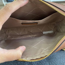 Load image into Gallery viewer, MICHAEL KORS JET SET ITEM  LARGE EW CROSSBODY SIGNATURE IN VANILLA (NO CHAIN INFRONT)