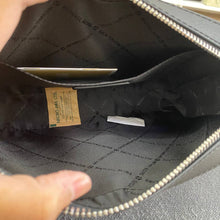 Load image into Gallery viewer, MICHAEL KORS JET SET ITEM  LARGE EW CROSSBODY IN SIGNATURE BLACK (NO CHAIN INFRONT)
