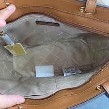 Load image into Gallery viewer, MICHAEL KORS JET SET TRAVEL MEDIUM DOUBLE POCKET TOTE IN SIGNATURE VANILLA