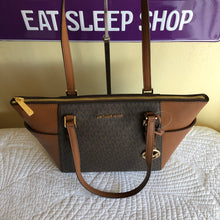 Load image into Gallery viewer, MICHAEL KORS CHARLOTTE LARGE TOP ZIP TOTE IN SIGNATURE BROWN (5444395892889)