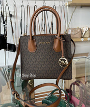 Load image into Gallery viewer, MICHAEL KORS MERCER MEDIUM MESSENGER SIGNATURE IN BROWN