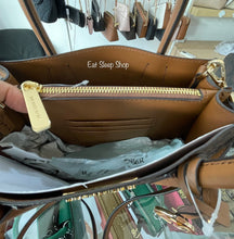 Load image into Gallery viewer, MICHAEL KORS MERCER MEDIUM MESSENGER SIGNATURE IN BROWN