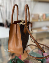 Load image into Gallery viewer, MICHAEL KORS MERCER MEDIUM MESSENGER SIGNATURE IN BROWN