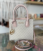 Load image into Gallery viewer, MICHAEL KORS MERCER MEDIUM MESSENGER SIGNATURE IN VANILLA POWDER BLUSH