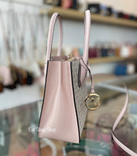 Load image into Gallery viewer, MICHAEL KORS MERCER MEDIUM MESSENGER SIGNATURE IN VANILLA POWDER BLUSH