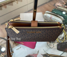 Load image into Gallery viewer, MICHAEL KORS JET SET TRAVEL LARGE DOUBLE ZIP WRISTLET WALLET SIGNATURE IN BROWN