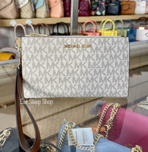 Load image into Gallery viewer, MICHAEL KORS JET SET TRAVEL LARGE DOUBLE ZIP WRISTLET WALLET SIGNATURE IN VANILLA