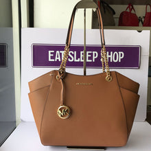 Load image into Gallery viewer, MICHAEL KORS JET SET TRAVEL LARGE CHAIN SHOULDER TOTE IN LUGGAGE (5829799084185)