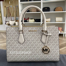 Load image into Gallery viewer, MICHAEL KORS SHEILA MEDIUM SIGNATURE SATHEL IN LIGHT CREAM MULTI
