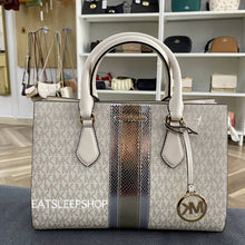 Load image into Gallery viewer, MICHAEL KORS SHEILA MEDIUM SIGNATURE AND METALLIC IN PALE GOLD MULTI
