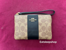 Load image into Gallery viewer, COACH CORNER ZIP WRISTLET IN SIGNATURE CANVAS WITH STRIPE (COACH CW854) IN TAN BLACK
