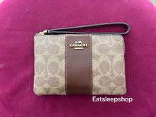 Load image into Gallery viewer, CORNER CORNER ZIP WRISTLET IN SIGNATURE CANVAS WITH STRIPE (COACH CW854) GOLD/TAN/BROWN
