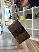 Load image into Gallery viewer, CORNER CORNER ZIP WRISTLET IN SIGNATURE CANVAS WITH STRIPE (COACH CW854) GOLD/TAN/BROWN
