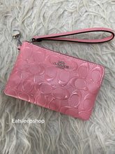 Load image into Gallery viewer, CORNER CORNER ZIP WRISTLET IN SIGNATURE LEATHER WITH HEART CHARM IN PINK (CDF04)
