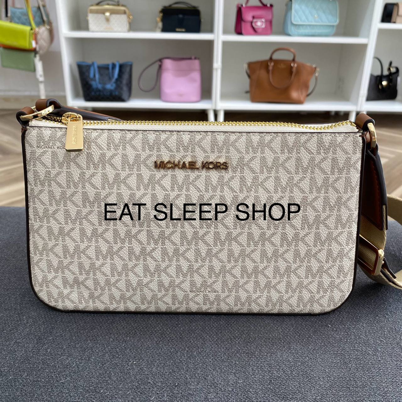 MICHAEL KORS JET SET TRAVEL SMALL CROSSBODY WITH TECH ATTACHED IN