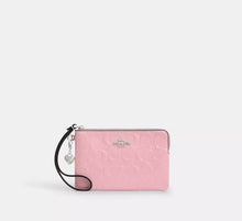 Load image into Gallery viewer, CORNER CORNER ZIP WRISTLET IN SIGNATURE LEATHER WITH HEART CHARM IN PINK (CDF04)

