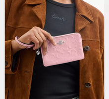 Load image into Gallery viewer, CORNER CORNER ZIP WRISTLET IN SIGNATURE LEATHER WITH HEART CHARM IN PINK (CDF04)
