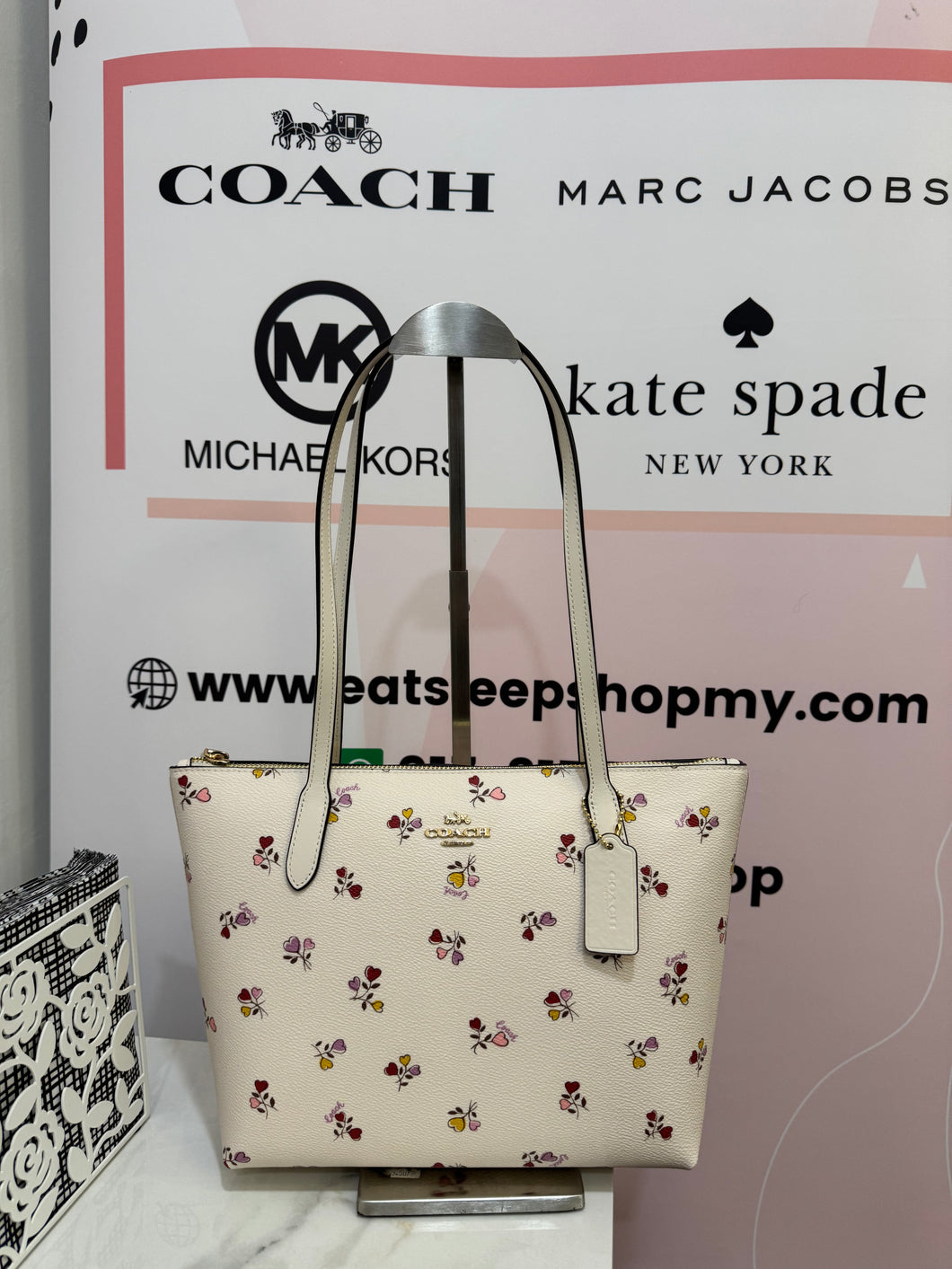 COACH FIONA ZIP TOTE BAG WITH HEART PRINT (COACH CW397) GOLD/CHALK MULTI