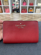 Load image into Gallery viewer, KATE SPADE STACI MEDIUM SAFFIANO COMPACT BIFOLD WALLET IN RED CURRANT
