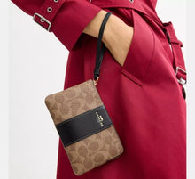 Load image into Gallery viewer, COACH CORNER ZIP WRISTLET IN SIGNATURE CANVAS WITH STRIPE (COACH CW854) IN TAN BLACK
