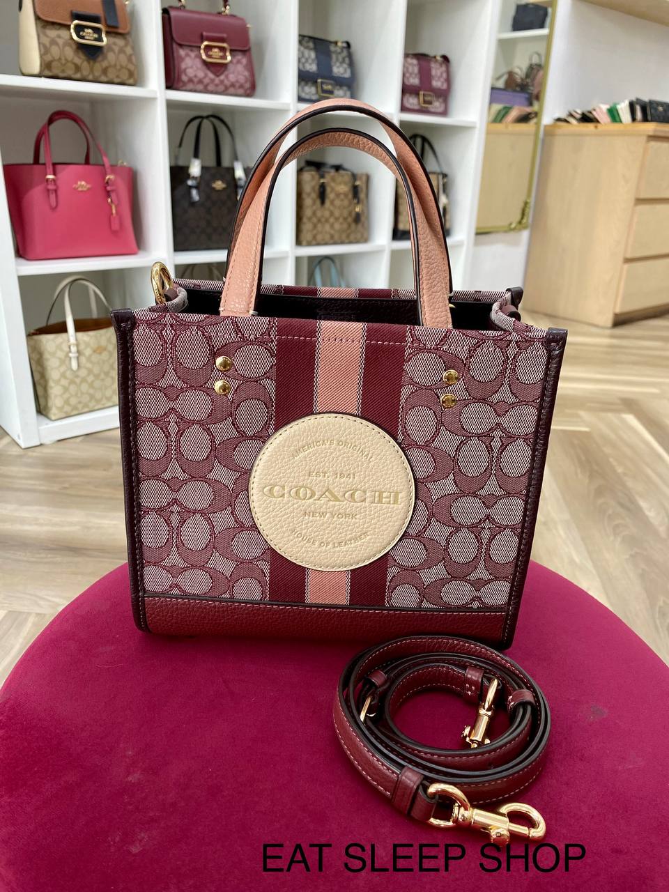 COACH DEMPSEY TOTE 22 SIGNATURE JACQUARD IN WINE MULTI C8417