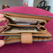 Load image into Gallery viewer, MICHAEL KORS JET SET TRAVEL MEDIUM BIFOLD ZIP COIN WALLET IN LUGGAGE
