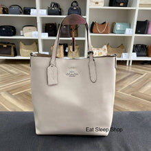 Load image into Gallery viewer, COACH SMALL THEA TOTE (COACH CP036) CHALK
