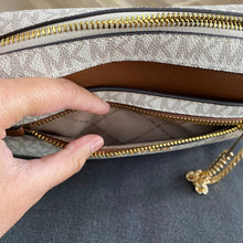 Load image into Gallery viewer, MICHAEL KORS JET SET ITEM LARGE EW ZIP CHAIN CROSSBODY SIGNATURE IN VANILLA
