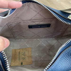 MICHAEL KORS EMBER SMALL MESSENGER IN NAVY