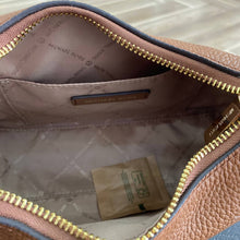 Load image into Gallery viewer, MICHAEL KORS EMBER SMALL MESSENGER IN LUGGAGE
