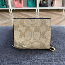 Load image into Gallery viewer, COACH SNAP WALLET IN SIGNATURE CANVAS C3309 LIGHT KHAKI LIGHT SADDLE
