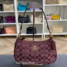 Load image into Gallery viewer, COACH DENIM CHAMBRAY TERI SHOULDER BAG CH139 IN IM/WINE MULTI
