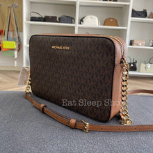 Load image into Gallery viewer, MICHAEL KORS JET SET ITEM  LARGE EW CROSSBODY SIGNATURE IN BROWN (NO CHAIN INFRONT)
