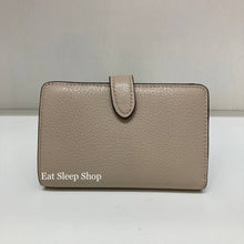 Load image into Gallery viewer, KATE SPADE LEILA MEDIUM COMPACT BIFOLD WALLET IN LIGHT SAND

