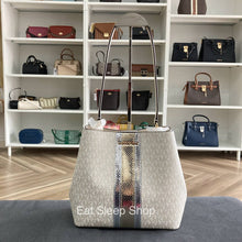 Load image into Gallery viewer, MICHAEL KORS PRATT MEDIUM BUCKET SIGNATURE AND METALLIC SHOULDER IN PALE GOLD MULTI
